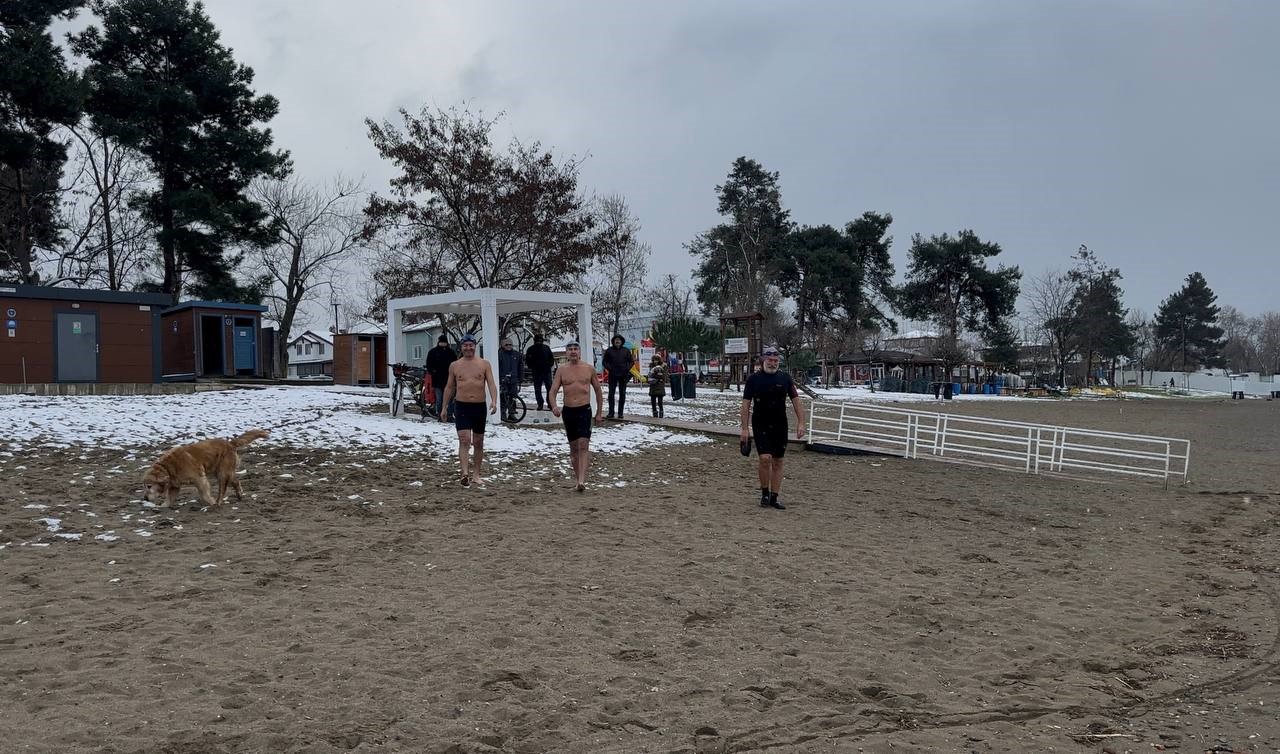 Eksi 3 derecede İznik Gölü’ne girdiler