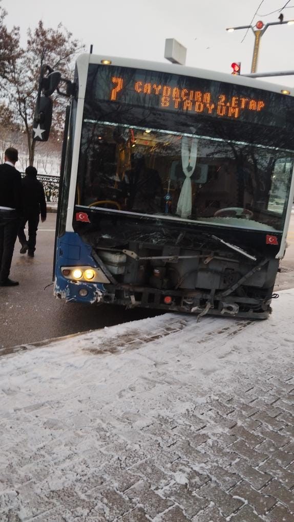 Elazığ’da gizli buzlanma kazalara yol açtı: 4 yaralı