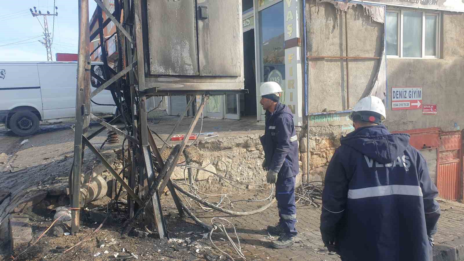 Başkale’deki trafo yangınında fırın personeli büyük bir faciayı engelledi