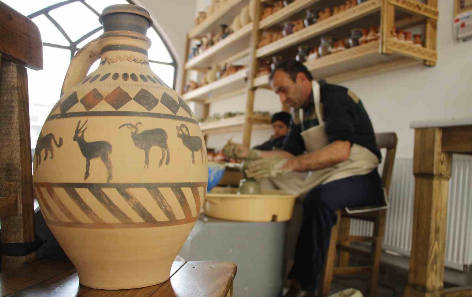 Van’ın son çömlek ustası mesleğini yaşatıyor