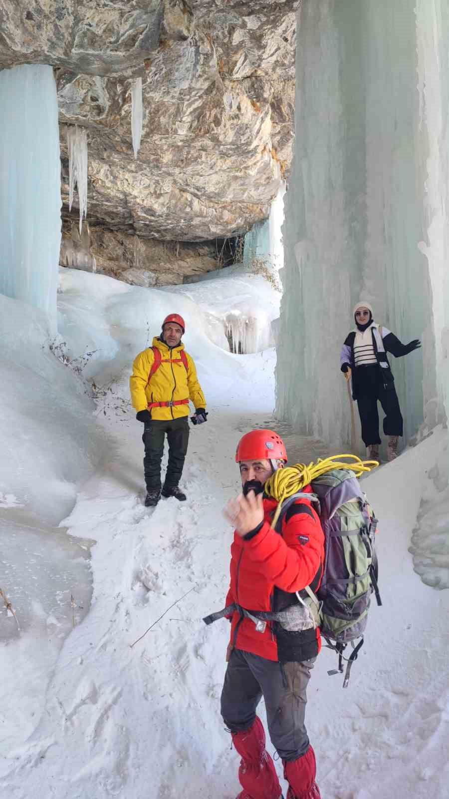 Vanlı dağcılar Erek Dağı’ndaki buzul mağaralarına tırmandı