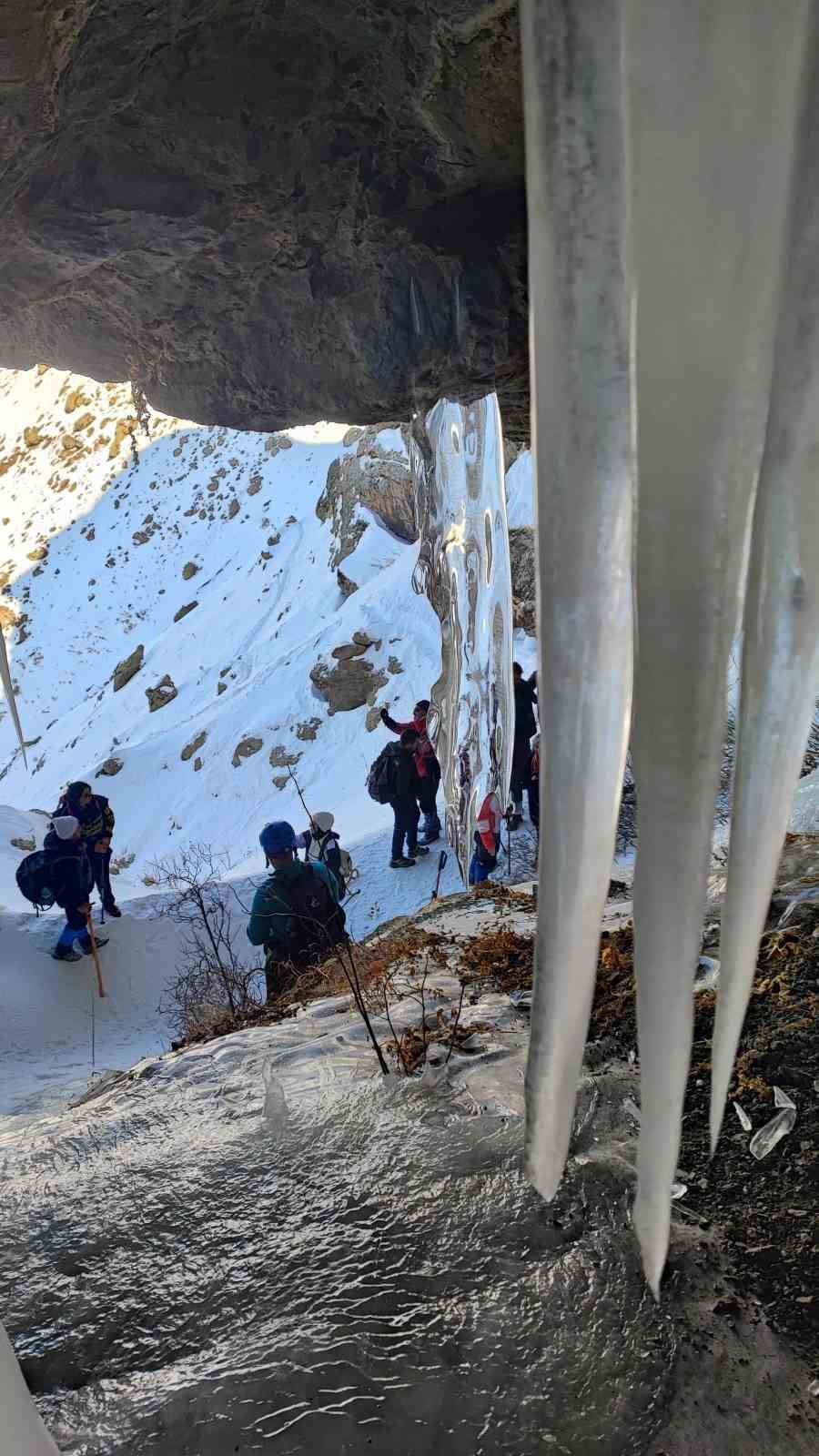 Vanlı dağcılar Erek Dağı’ndaki buzul mağaralarına tırmandı