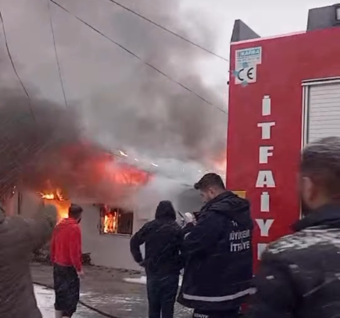 Van’da prefabrik ev alevlere teslim oldu