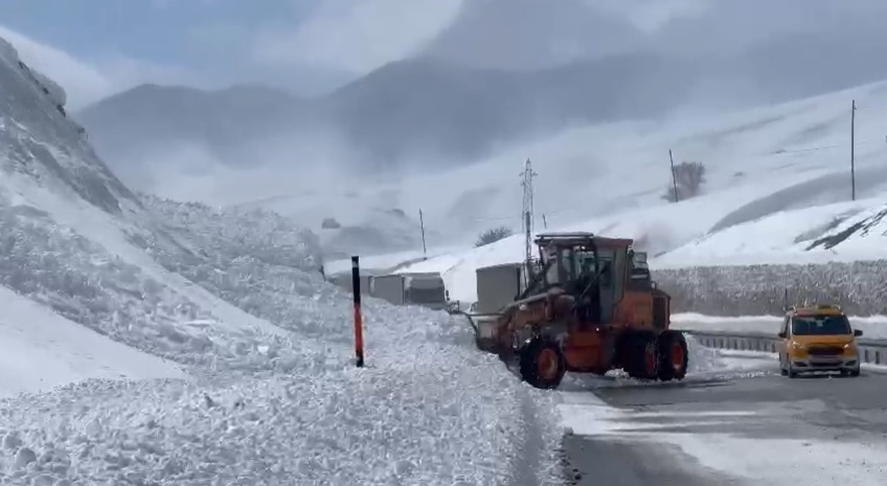 Çığ düşen Yüksekova-Esendere kara yolu yeniden ulaşıma açıldı