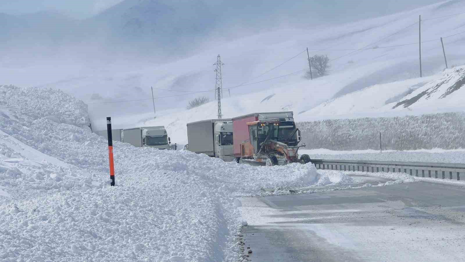 Çığ düşen Yüksekova-Esendere kara yolu yeniden ulaşıma açıldı