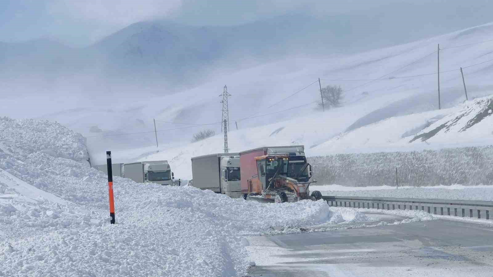 Çığ düşen Yüksekova-Esendere kara yolu yeniden ulaşıma açıldı