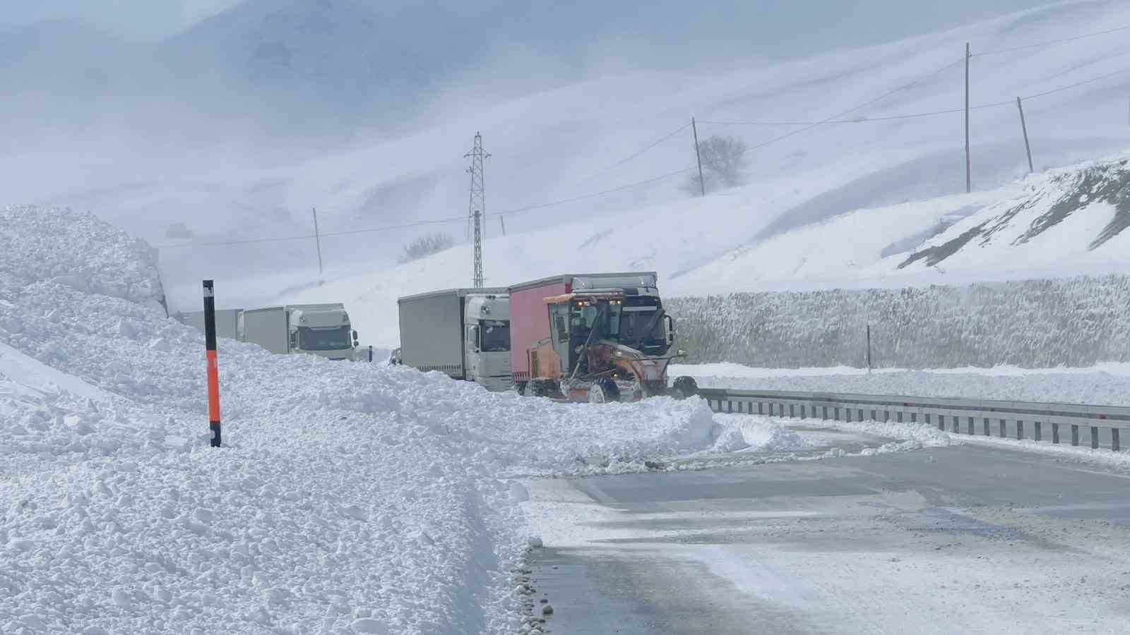 Çığ düşen Yüksekova-Esendere kara yolu yeniden ulaşıma açıldı