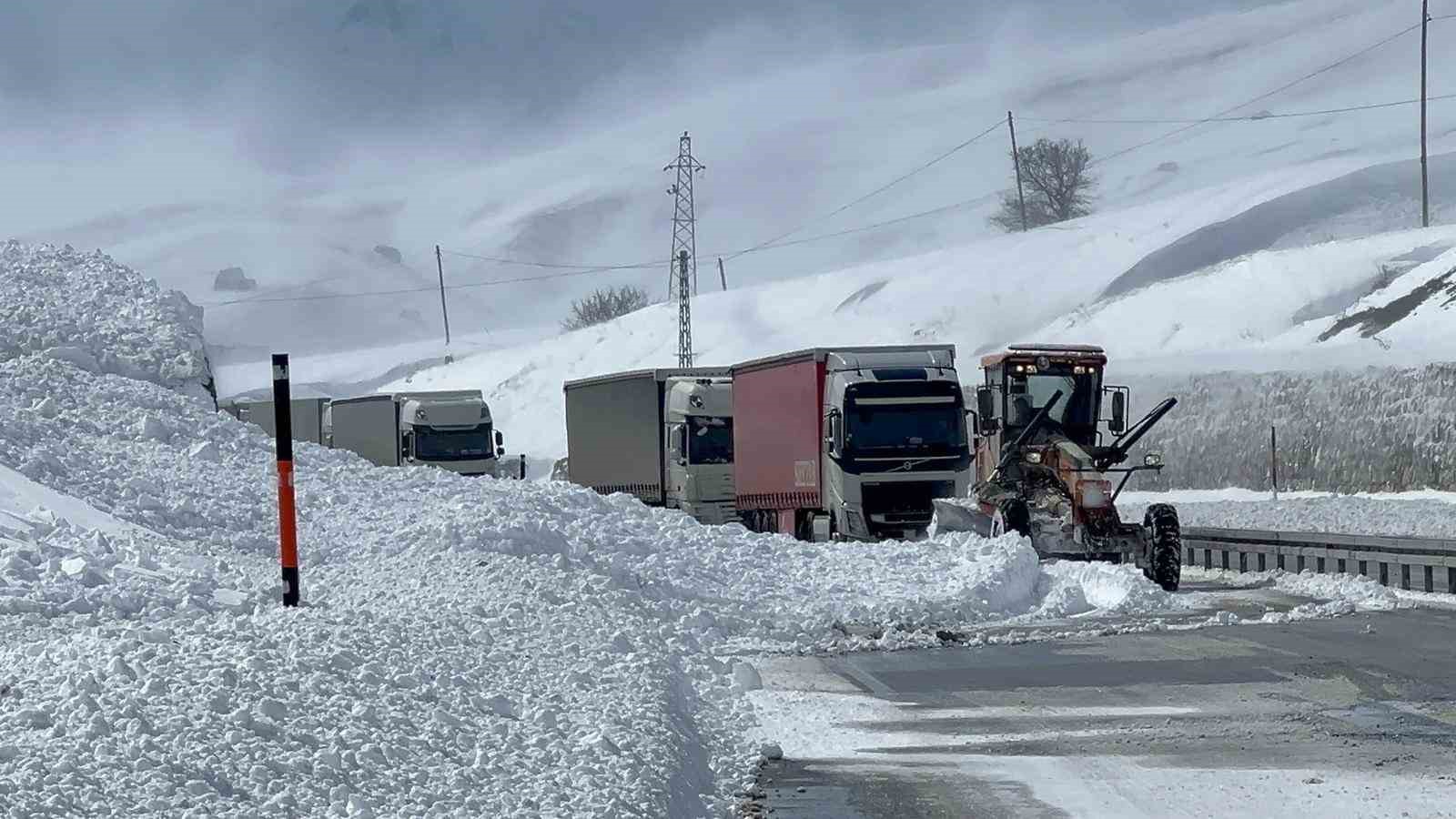 Çığ düşen Yüksekova-Esendere kara yolu yeniden ulaşıma açıldı