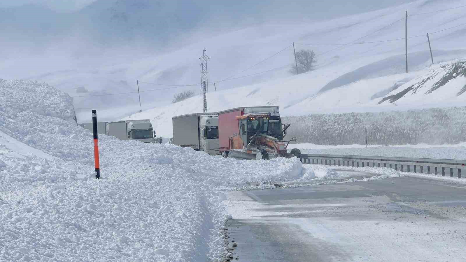 Çığ düşen Yüksekova-Esendere kara yolu yeniden ulaşıma açıldı