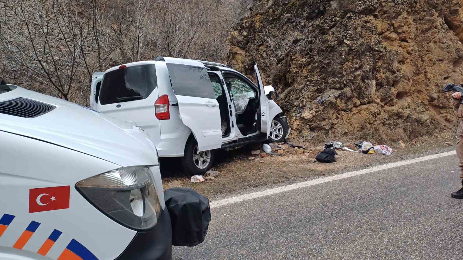 Tunceli’de feci kaza: Otomobil kayaya çarptı 1, ölü 5 yaralı