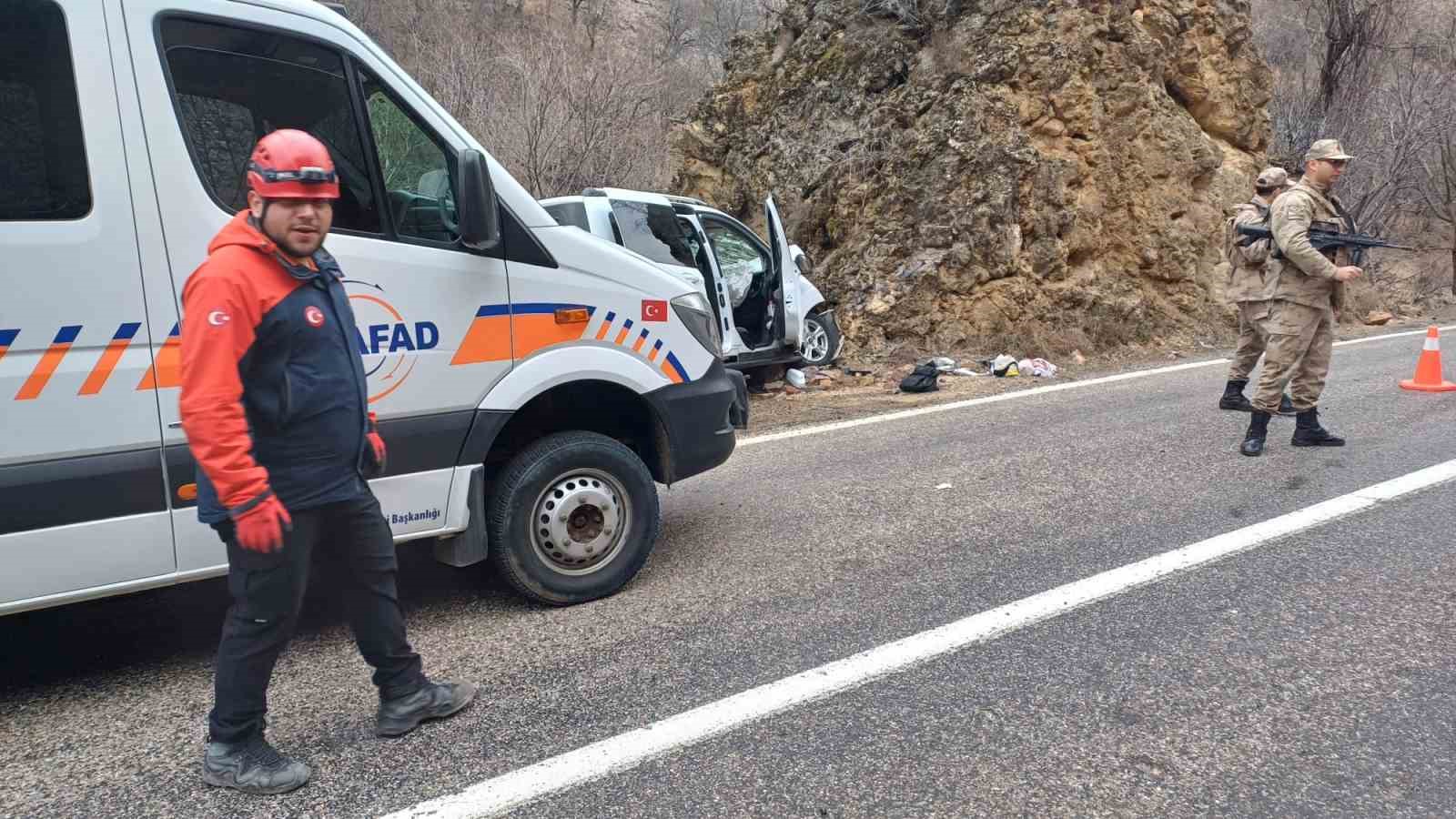 Tunceli’de feci kaza: Otomobil kayaya çarptı 1, ölü 5 yaralı