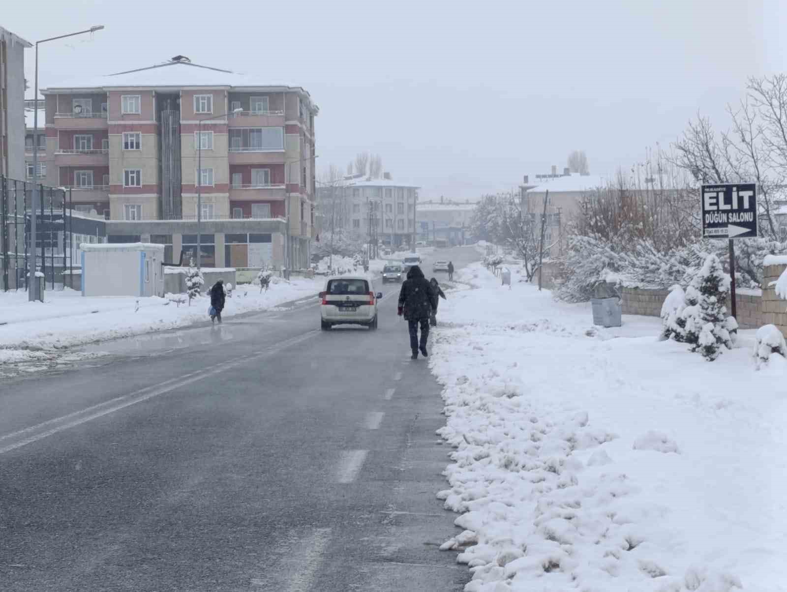 Muradiye’de kar yağışı: 15 yerleşim yerinin yolu kapandı