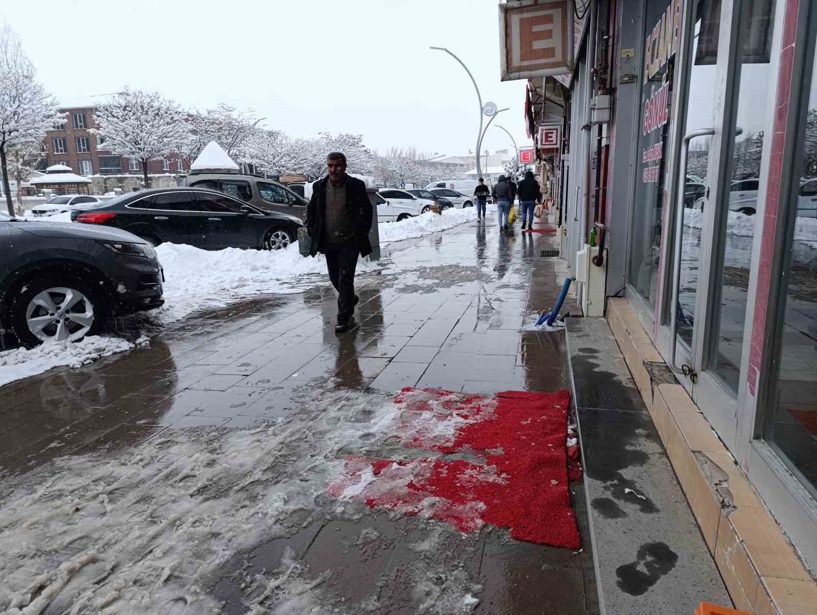 Muradiye’de kar yağışı: 15 yerleşim yerinin yolu kapandı