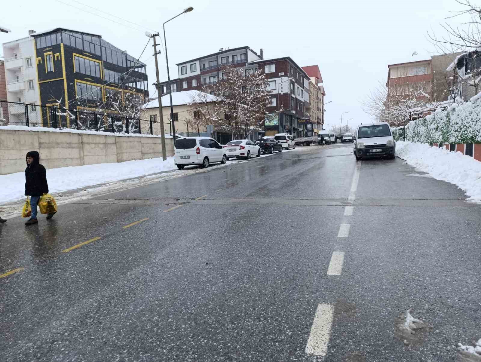 Muradiye’de kar yağışı: 15 yerleşim yerinin yolu kapandı