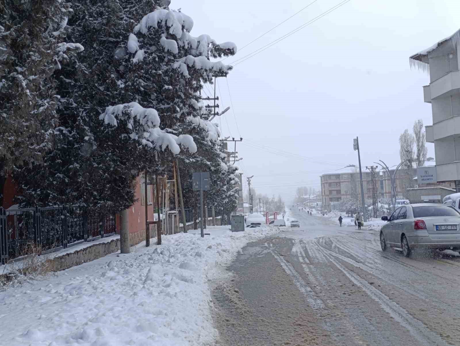 Muradiye’de kar yağışı: 15 yerleşim yerinin yolu kapandı