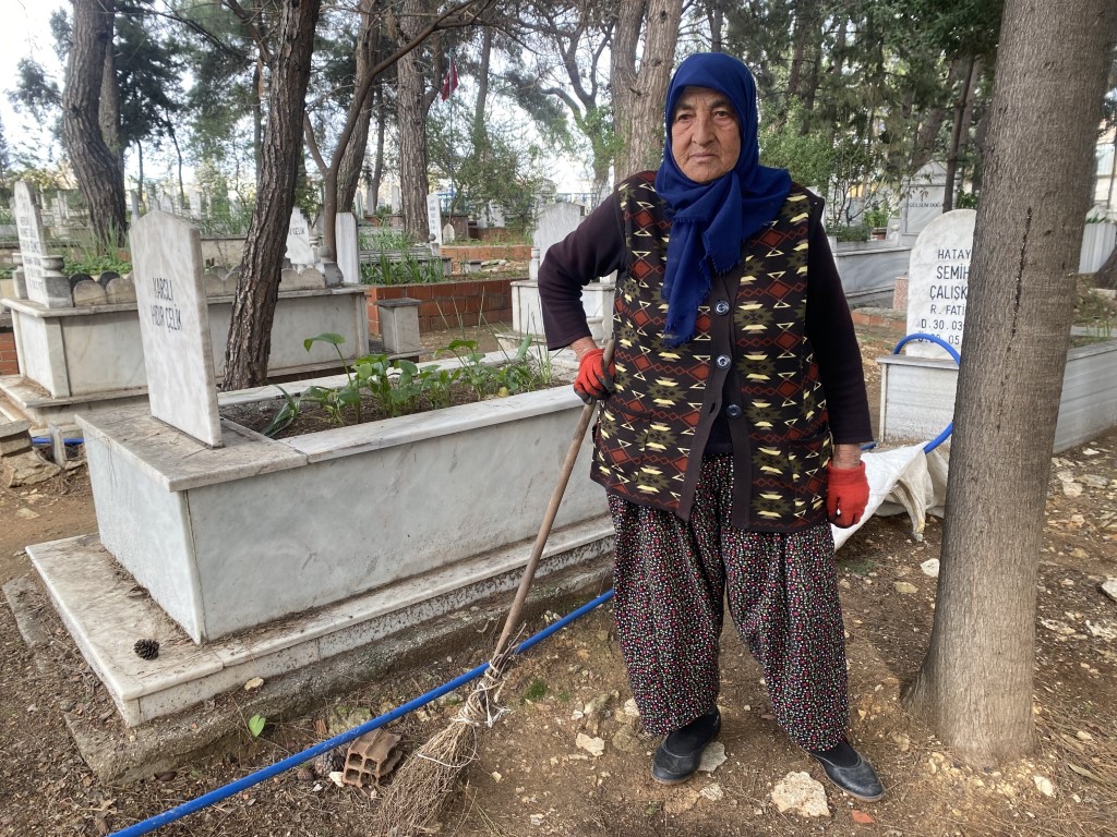 Raziye teyze 20 yıldır mezarlığı tek başına temizliyor