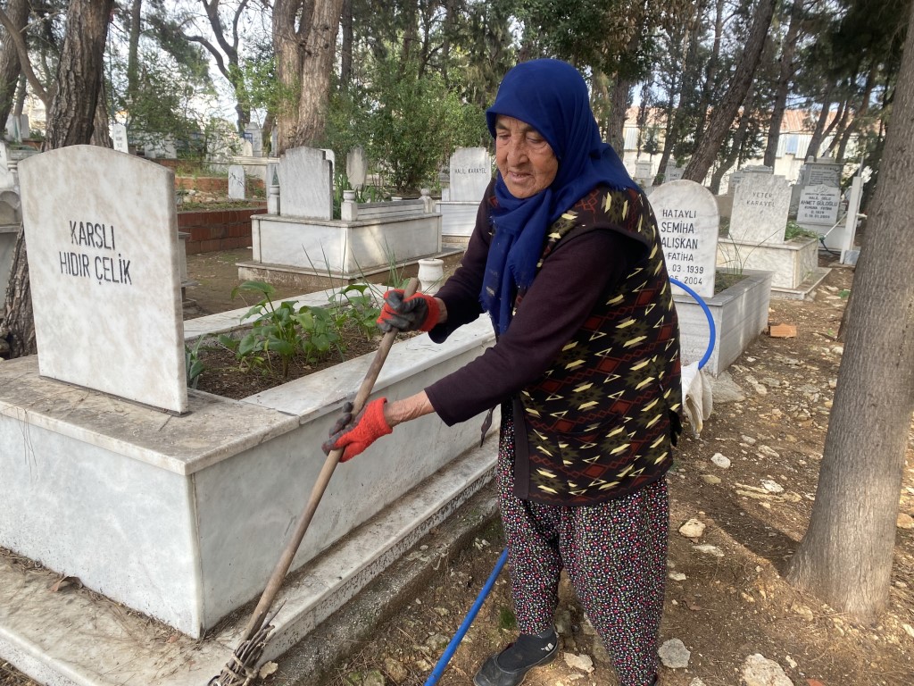 Raziye teyze 20 yıldır mezarlığı tek başına temizliyor