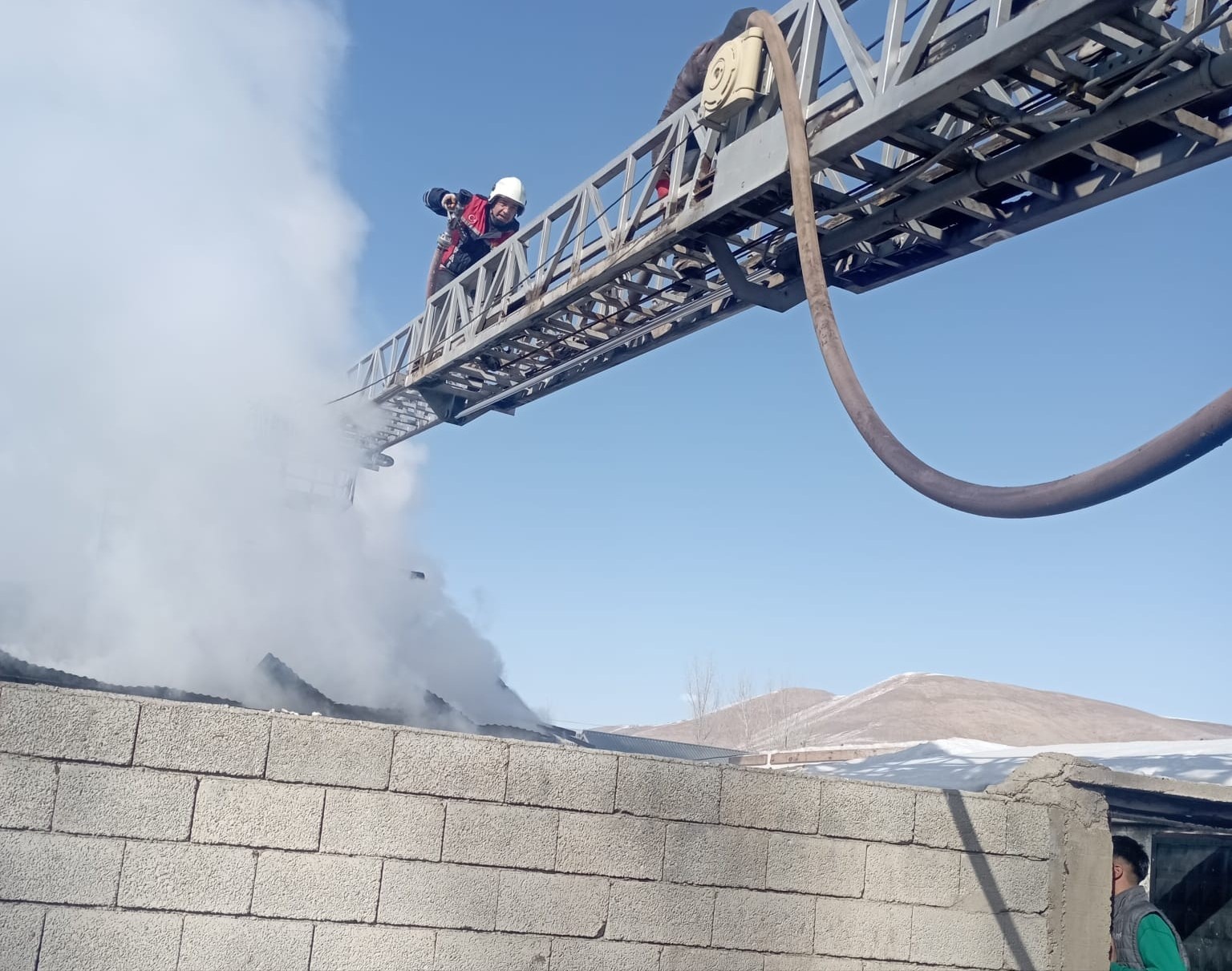 Çaldıran’da ev yangını