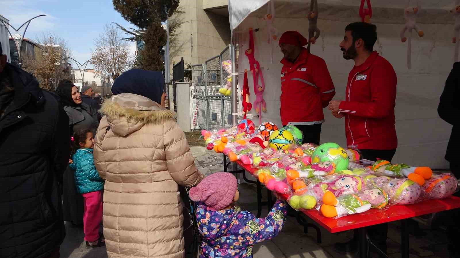 Kızılay’a kan bağışlayanlara oyuncak hediye