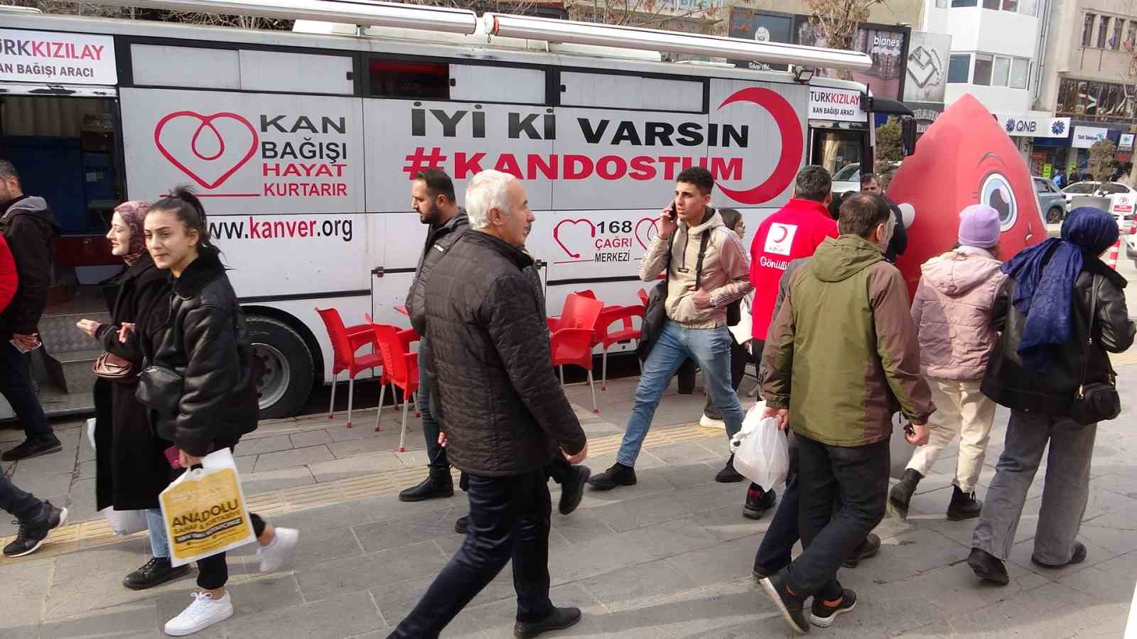 Kızılay’a kan bağışlayanlara oyuncak hediye