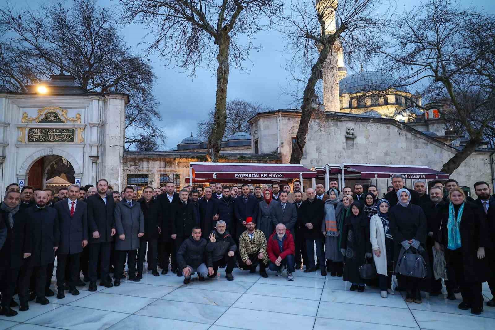 AK Parti İstanbul İl Başkanı Abdullah Özdemir, Fatih Sultan Mehmet Han’ın türbesini ziyaret etti