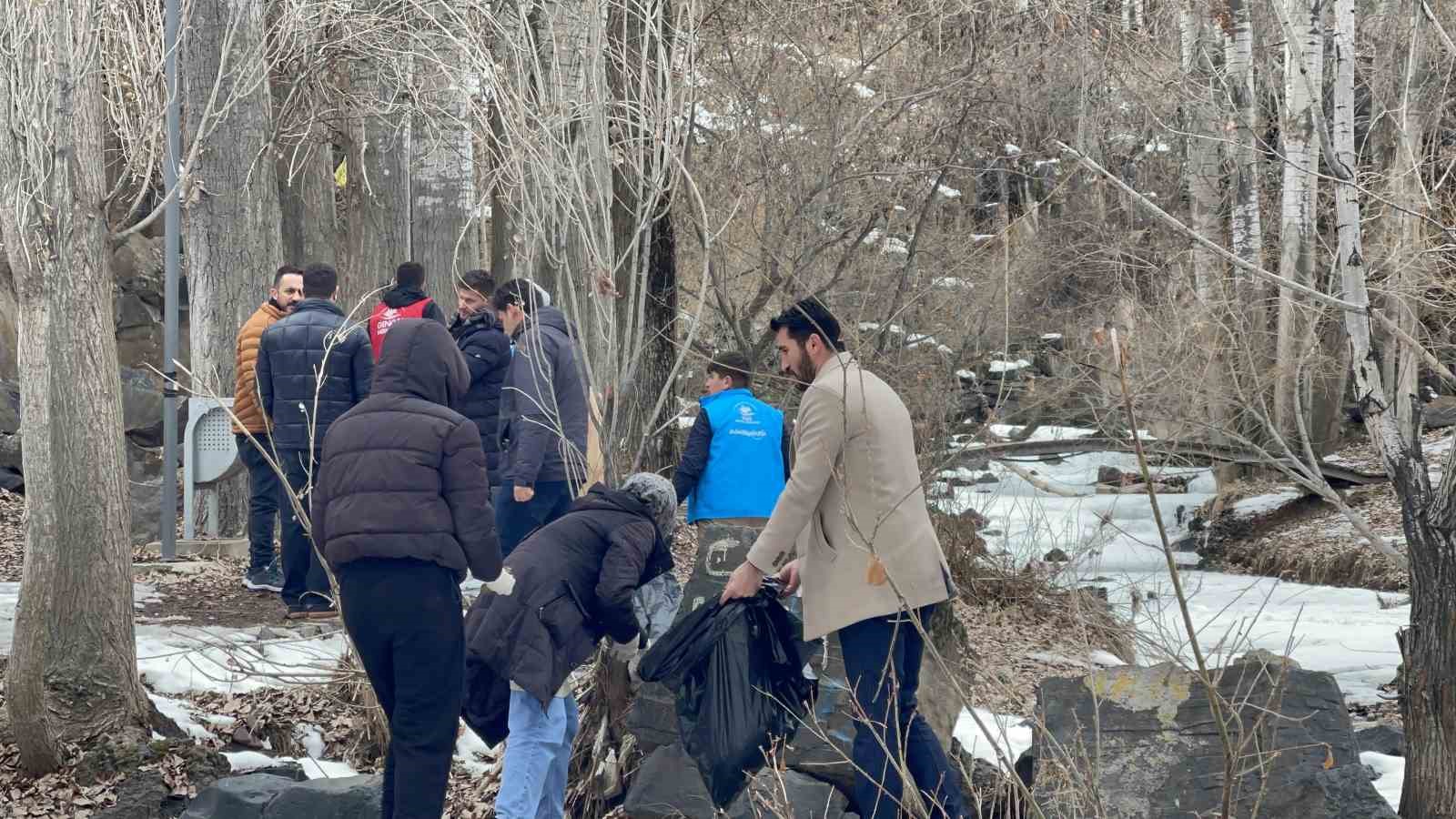 Muradiye Şelalesi’nde çöp toplayıp satranç oyandılar