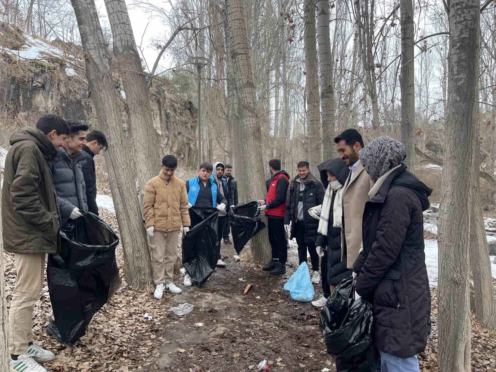 Muradiye Şelalesi’nde çöp toplayıp satranç oyandılar