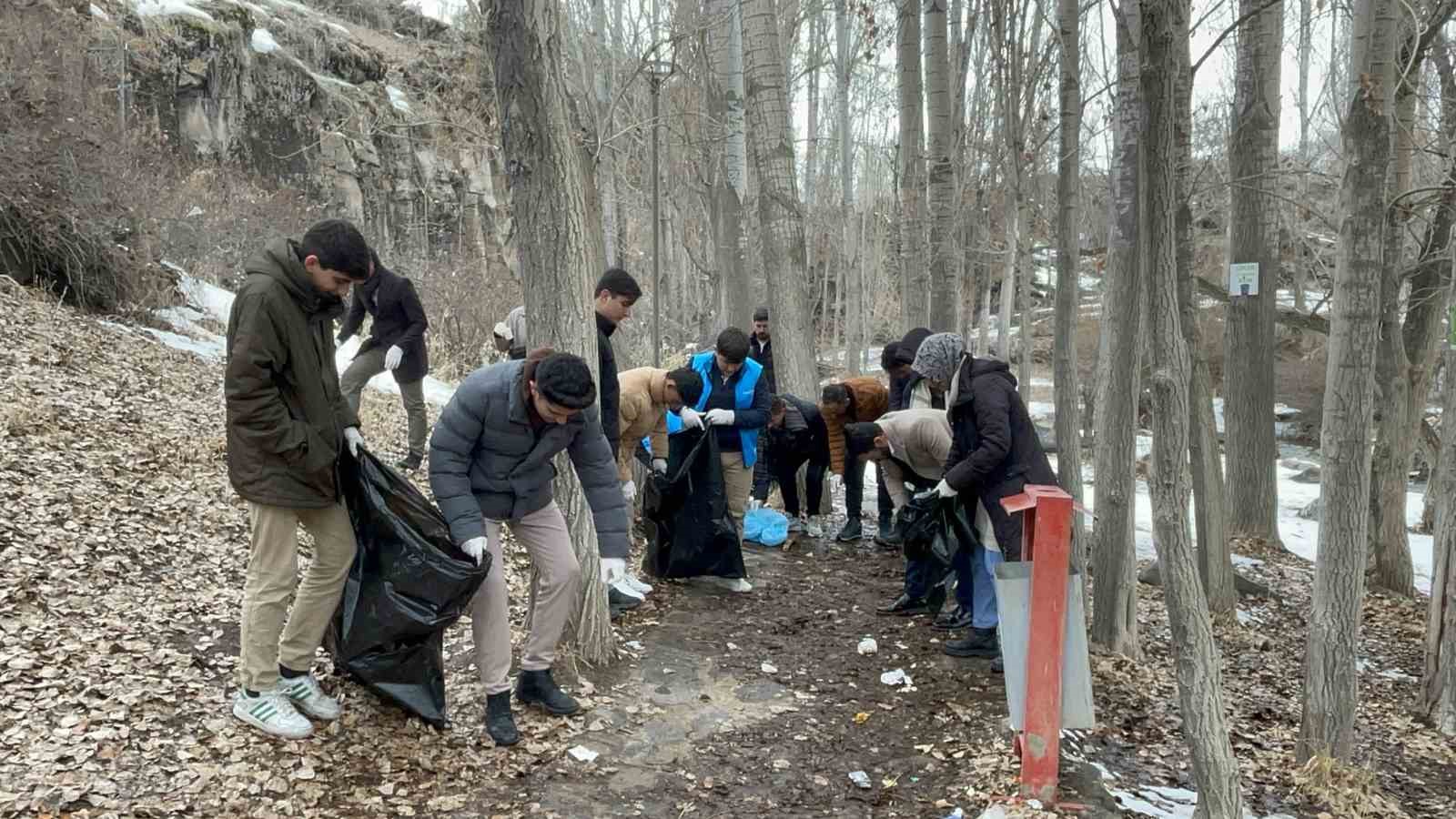 Muradiye Şelalesi’nde çöp toplayıp satranç oyandılar