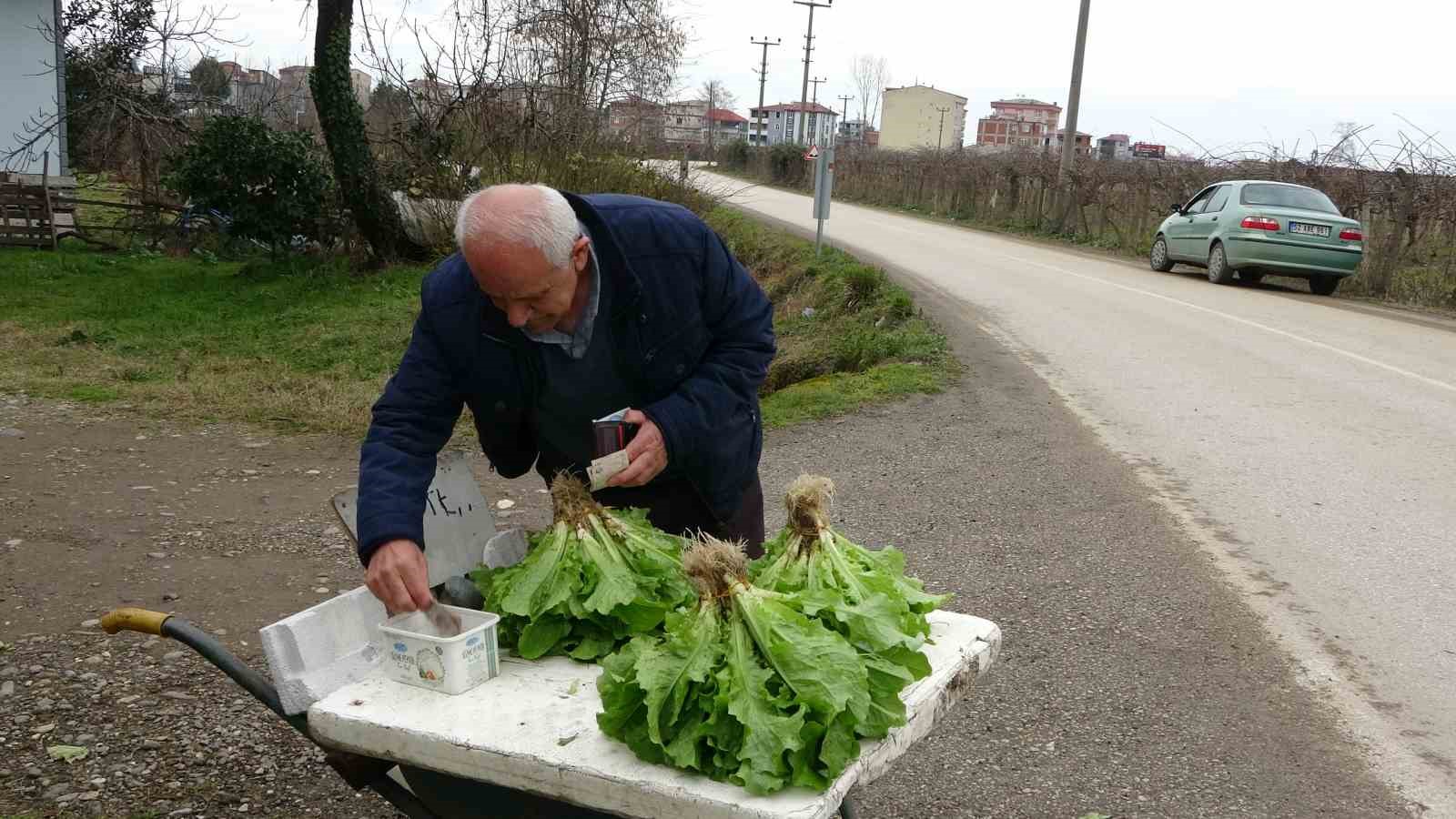 Eşi ile birlikte ürettiği marulları müşterilerini dahi görmeden satıyor