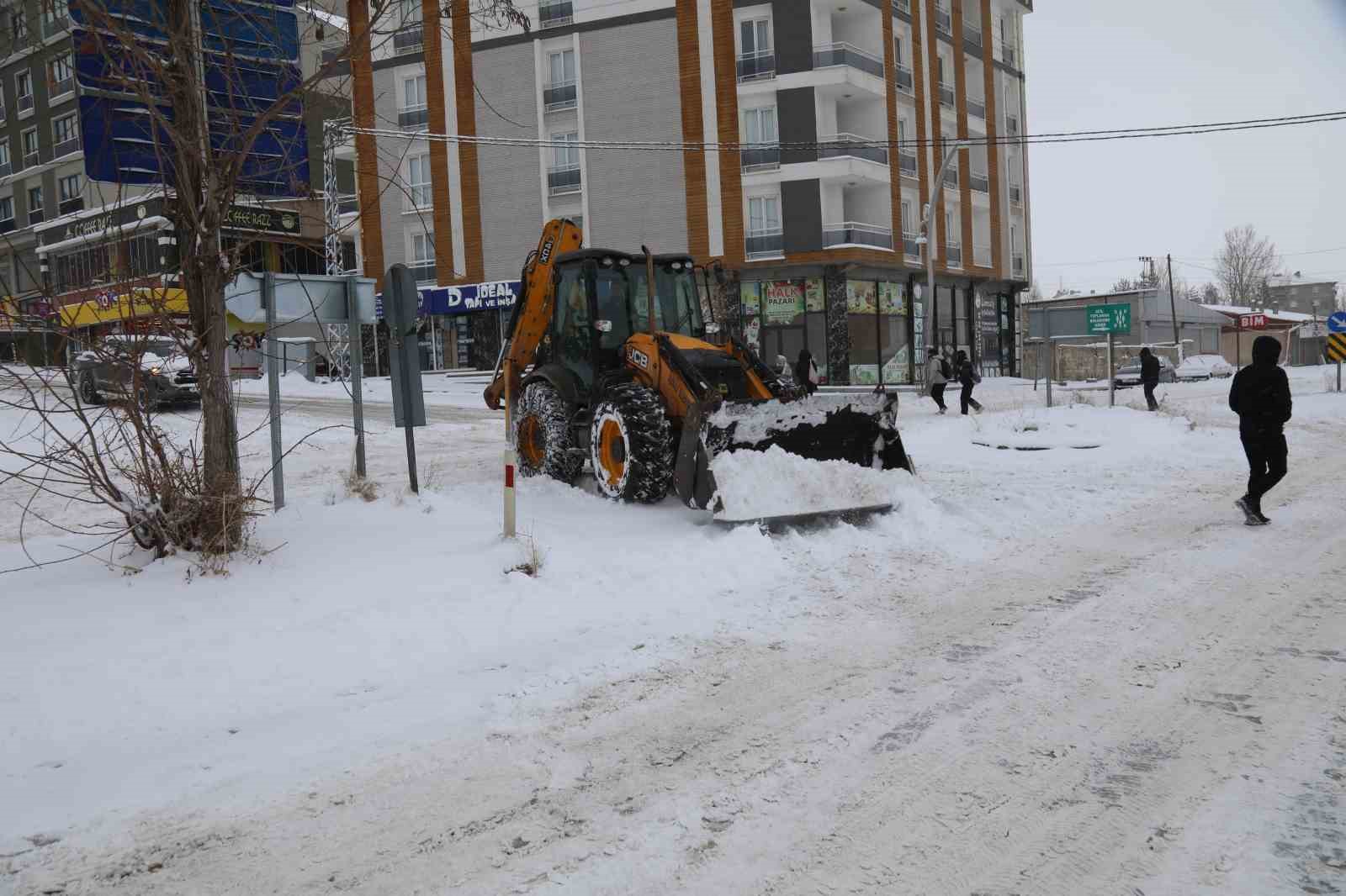 Başkale’de yoğun kar yağışı: 46 yerleşim yerinin yolu ulaşıma kapandı