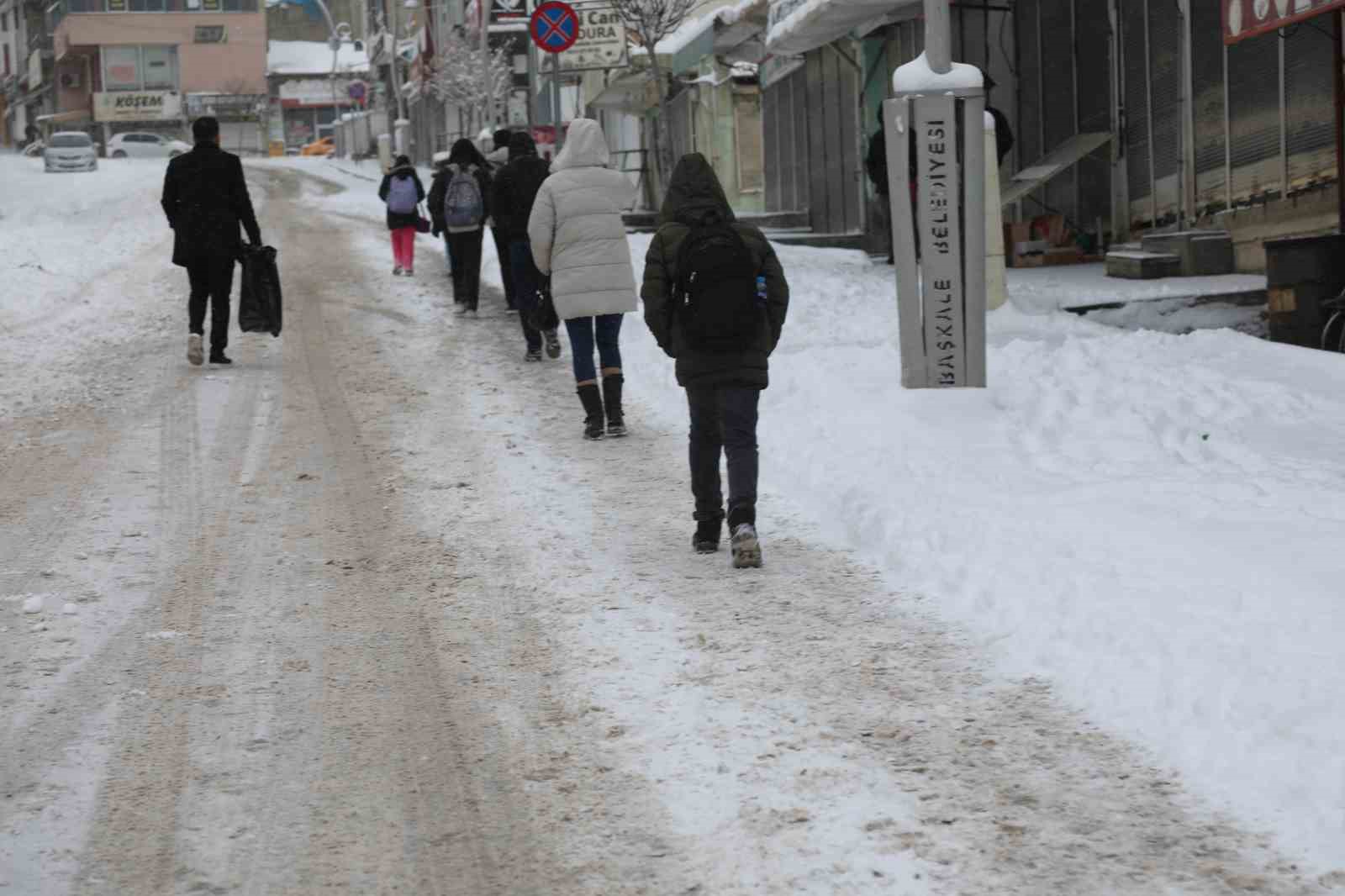 Başkale’de yoğun kar yağışı: 46 yerleşim yerinin yolu ulaşıma kapandı