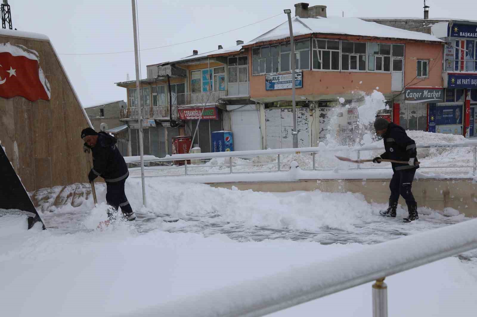 Başkale’de yoğun kar yağışı: 46 yerleşim yerinin yolu ulaşıma kapandı