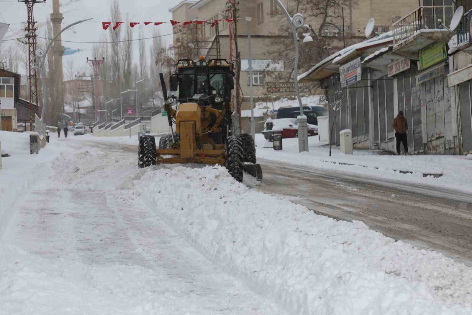 Başkale’de yoğun kar yağışı: 46 yerleşim yerinin yolu ulaşıma kapandı