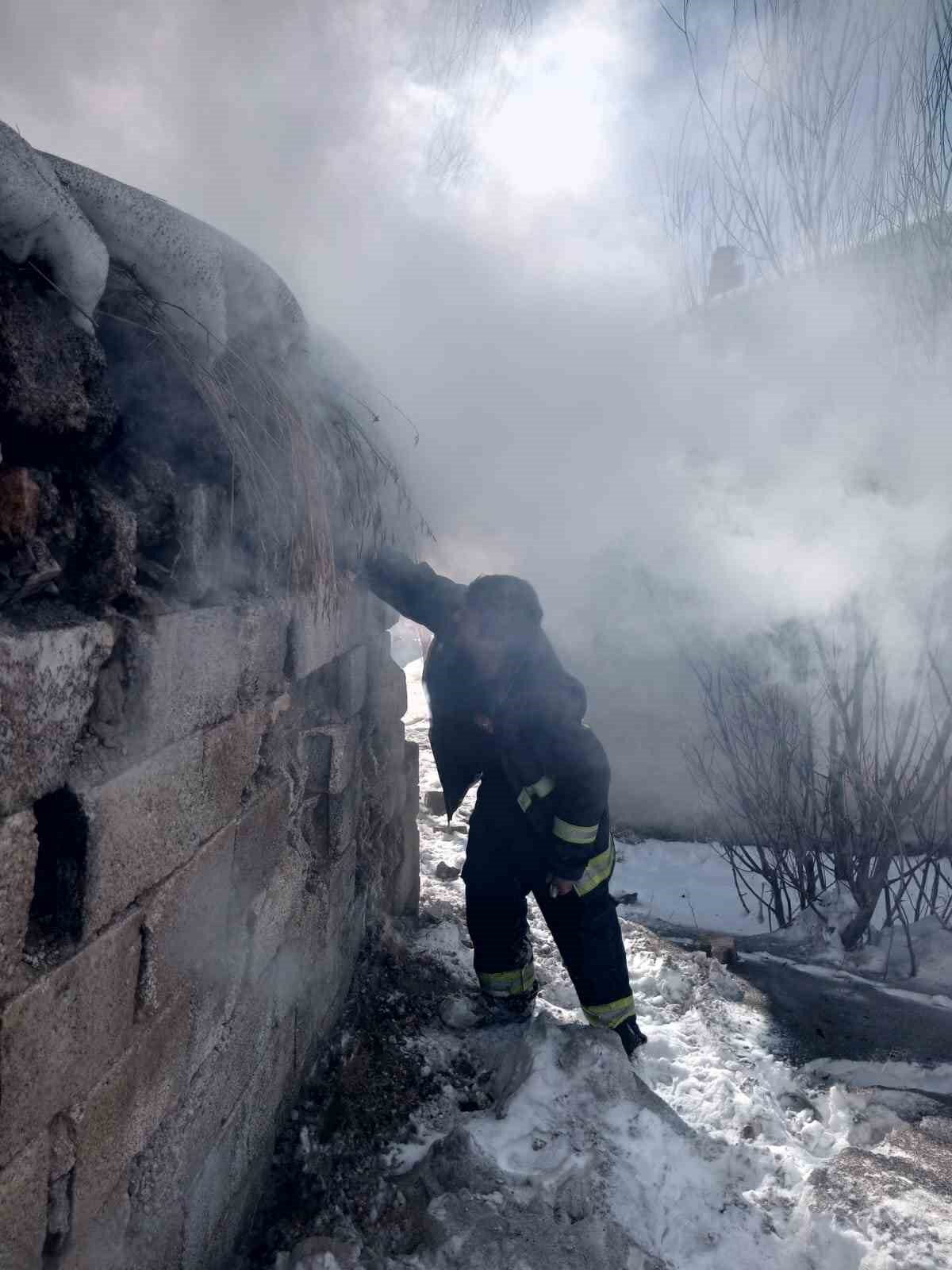 Van’ın Muradiye ilçesinde tandır evi yangını