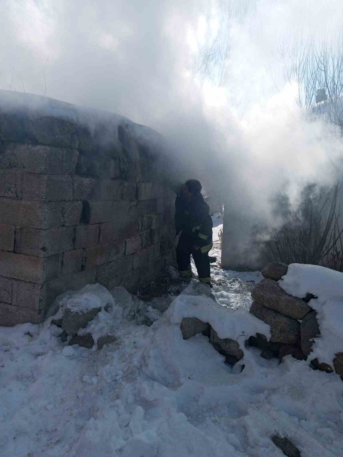 Van’ın Muradiye ilçesinde tandır evi yangını