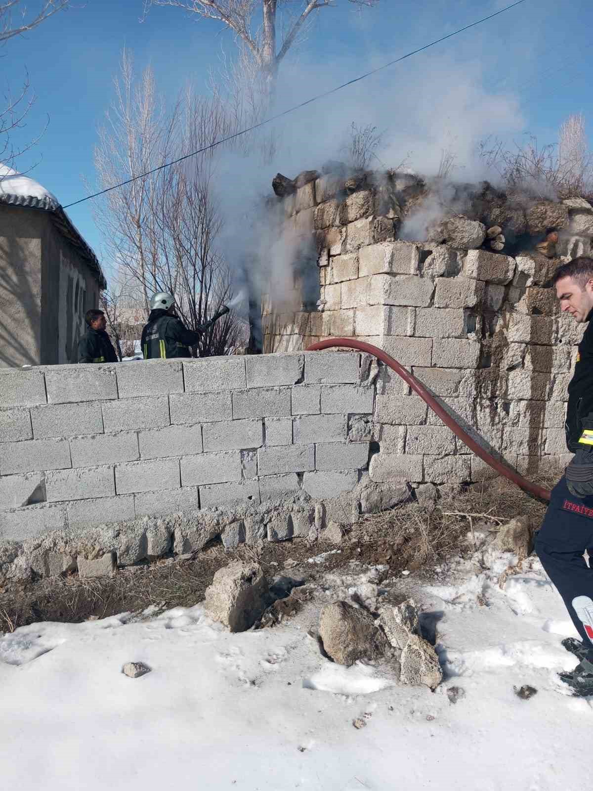 Van’ın Muradiye ilçesinde tandır evi yangını