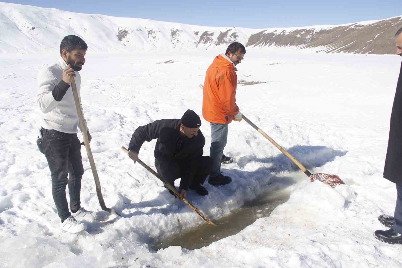 Buz tutan gölette ‘Eskimo’ usulü balık avı