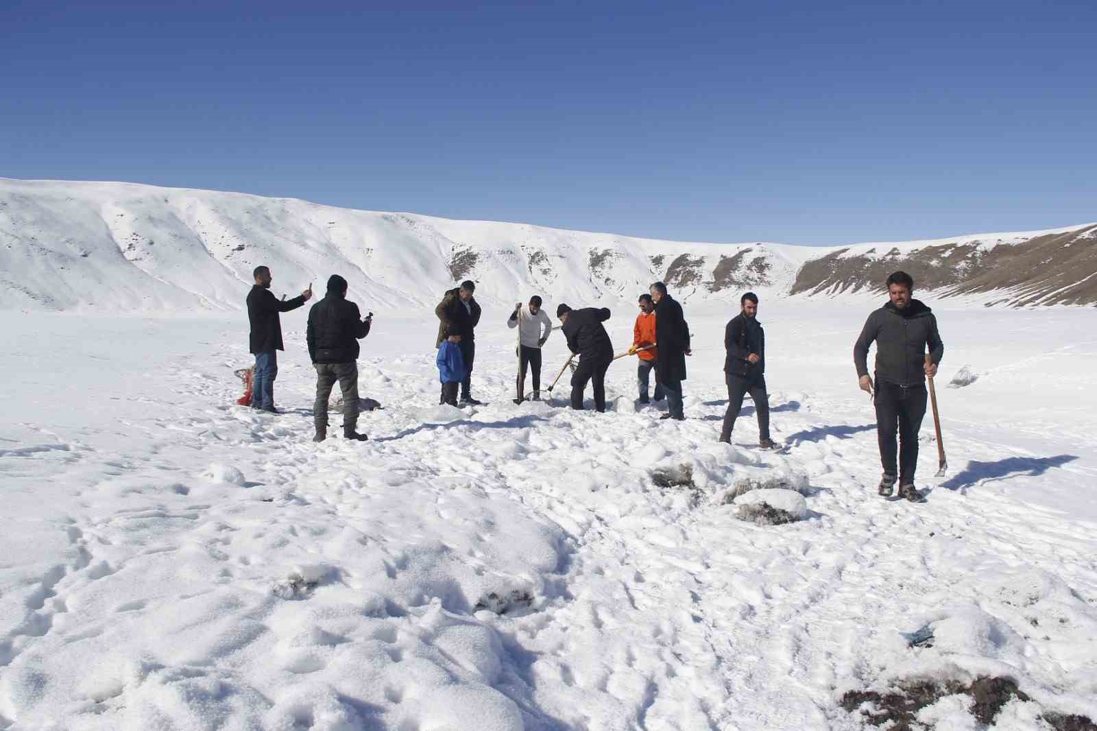 Buz tutan gölette ‘Eskimo’ usulü balık avı