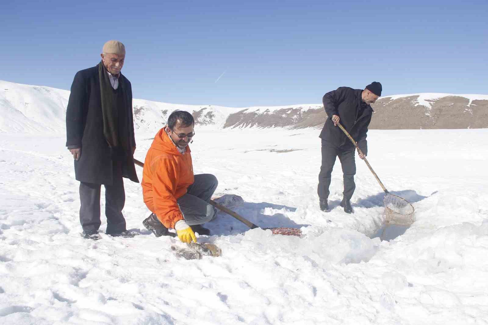 Buz tutan gölette ‘Eskimo’ usulü balık avı