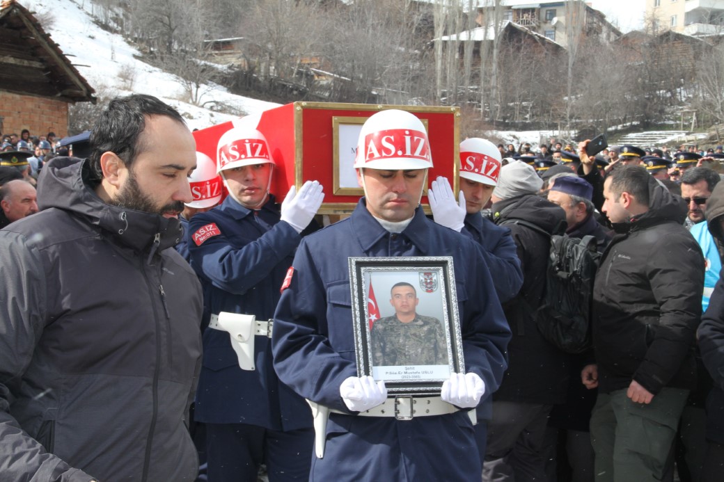 Şehit oğlunu son yolculuğuna uğurlayan baba: 