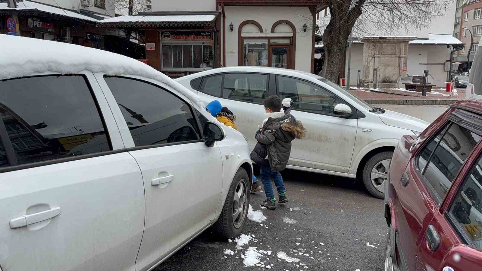 Miniklerin kar eğlencesi