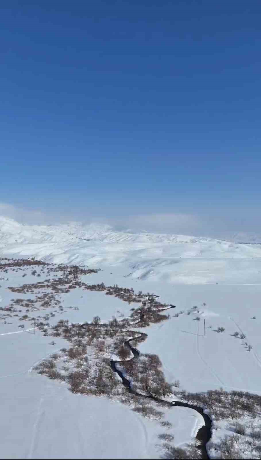 Yüksekova’nın karlı dağları ve menderesleri mest ediyor