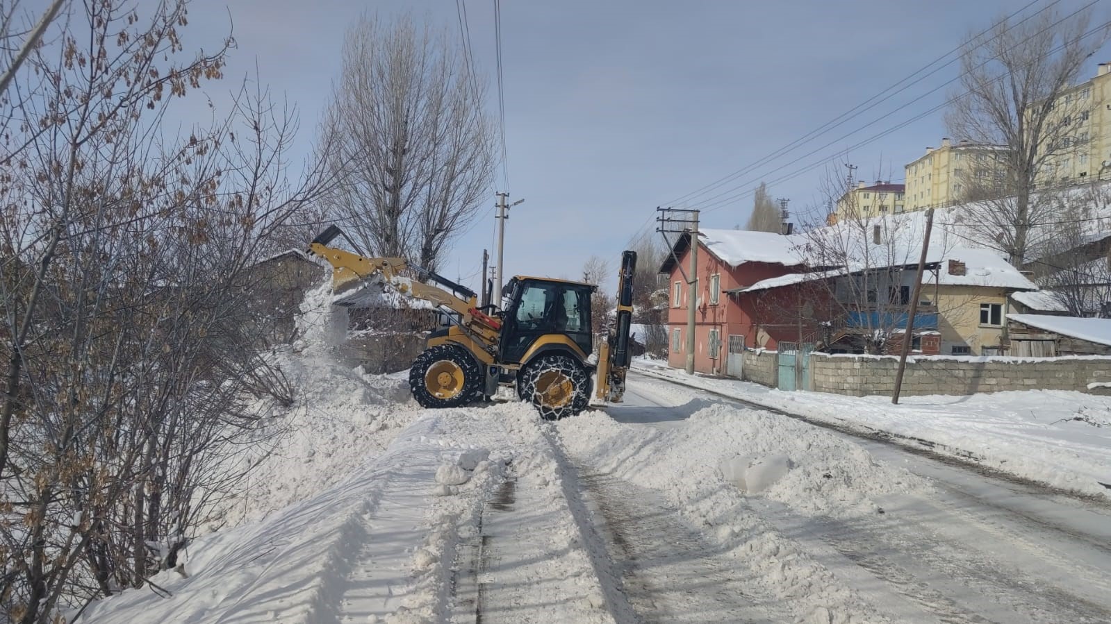 Ekipler tonlarca karı ilçe dışına taşıyor