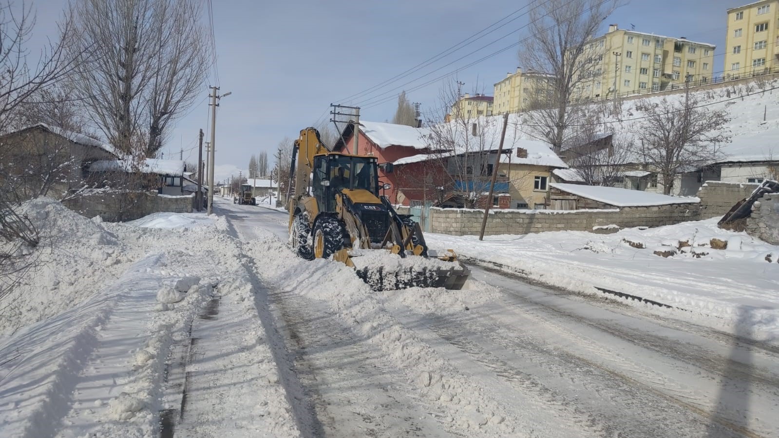 Ekipler tonlarca karı ilçe dışına taşıyor