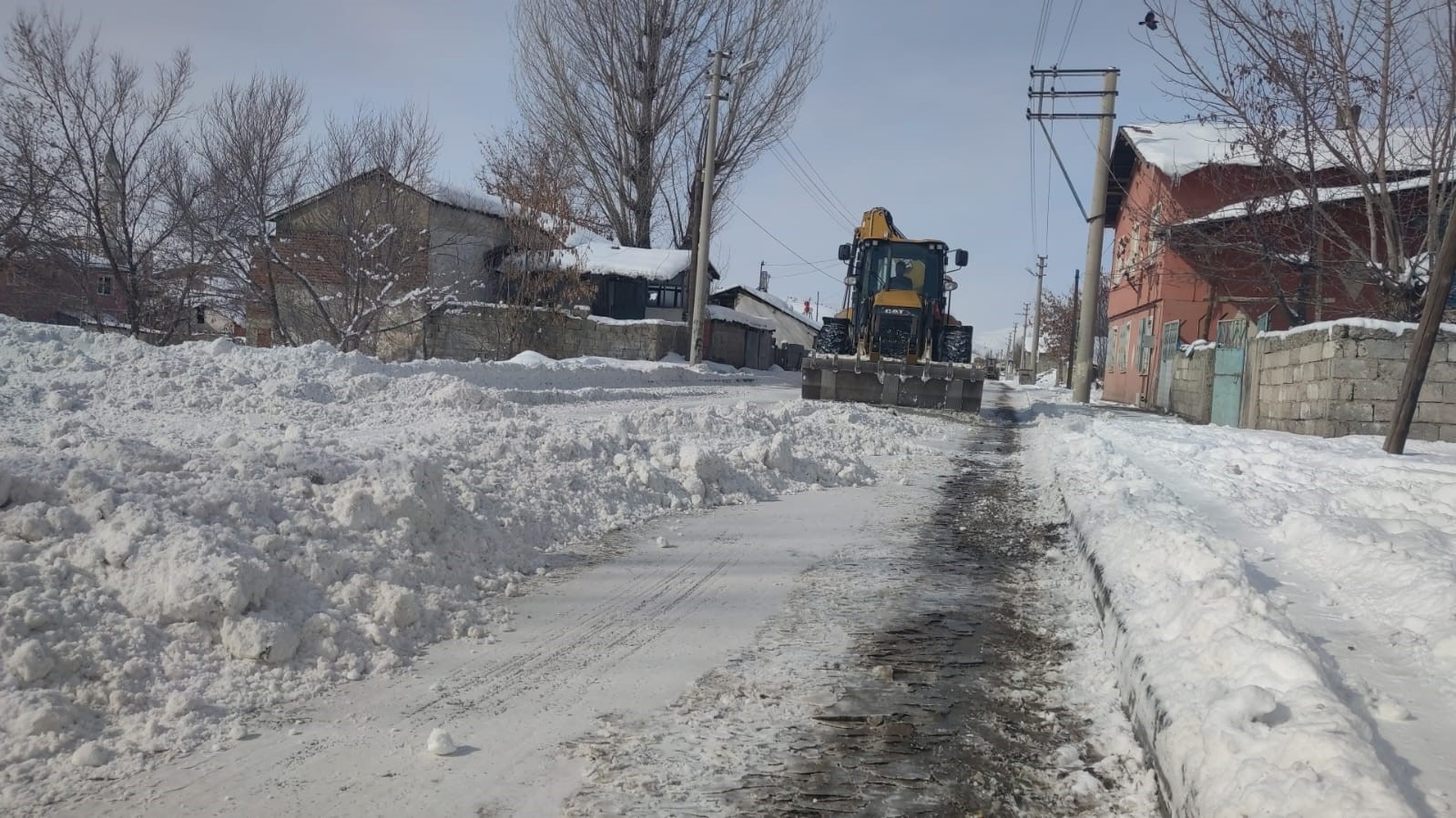 Ekipler tonlarca karı ilçe dışına taşıyor