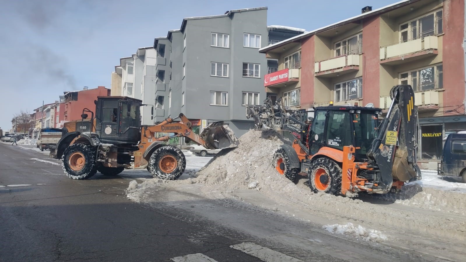 Ekipler tonlarca karı ilçe dışına taşıyor