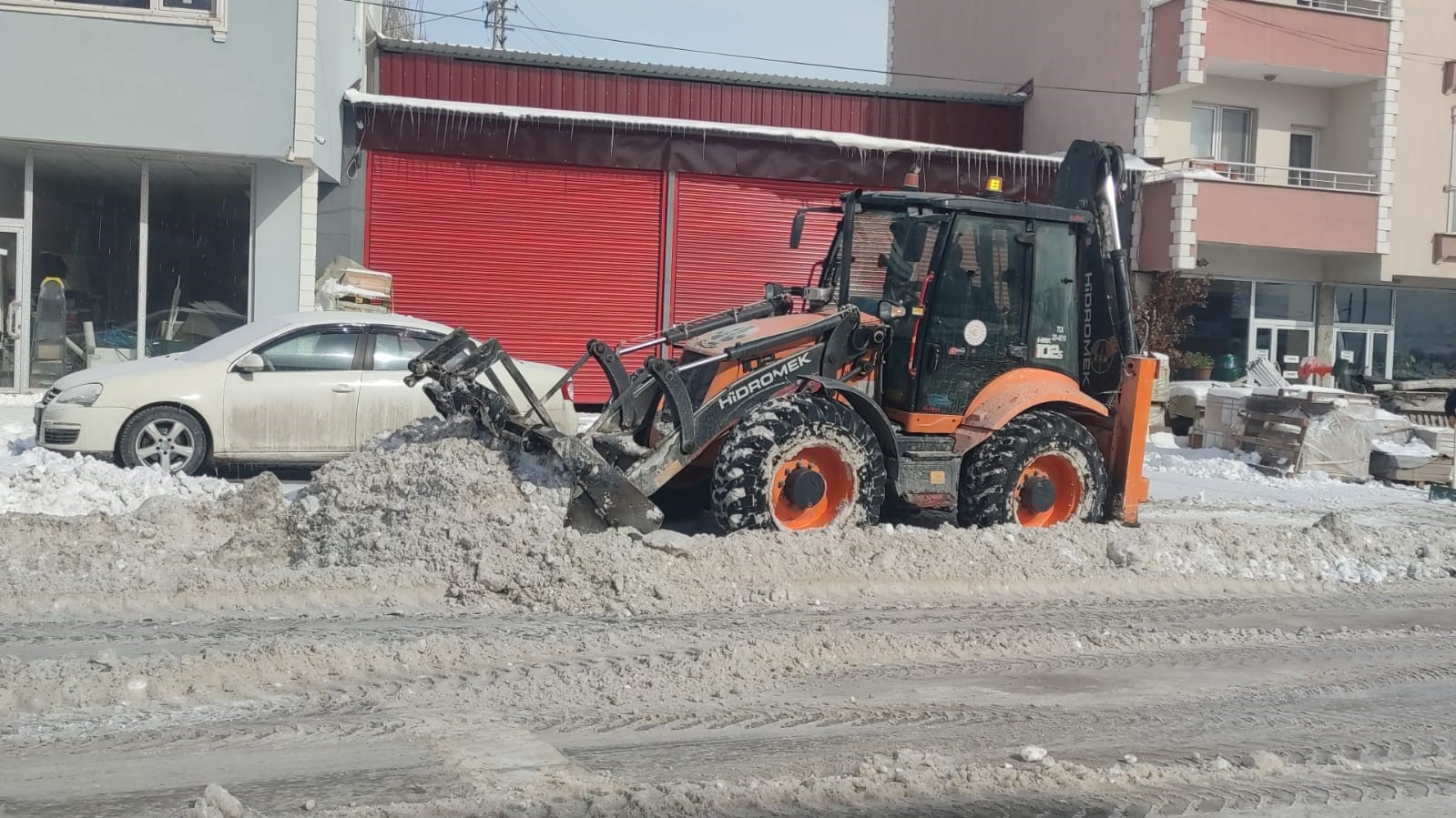 Ekipler tonlarca karı ilçe dışına taşıyor