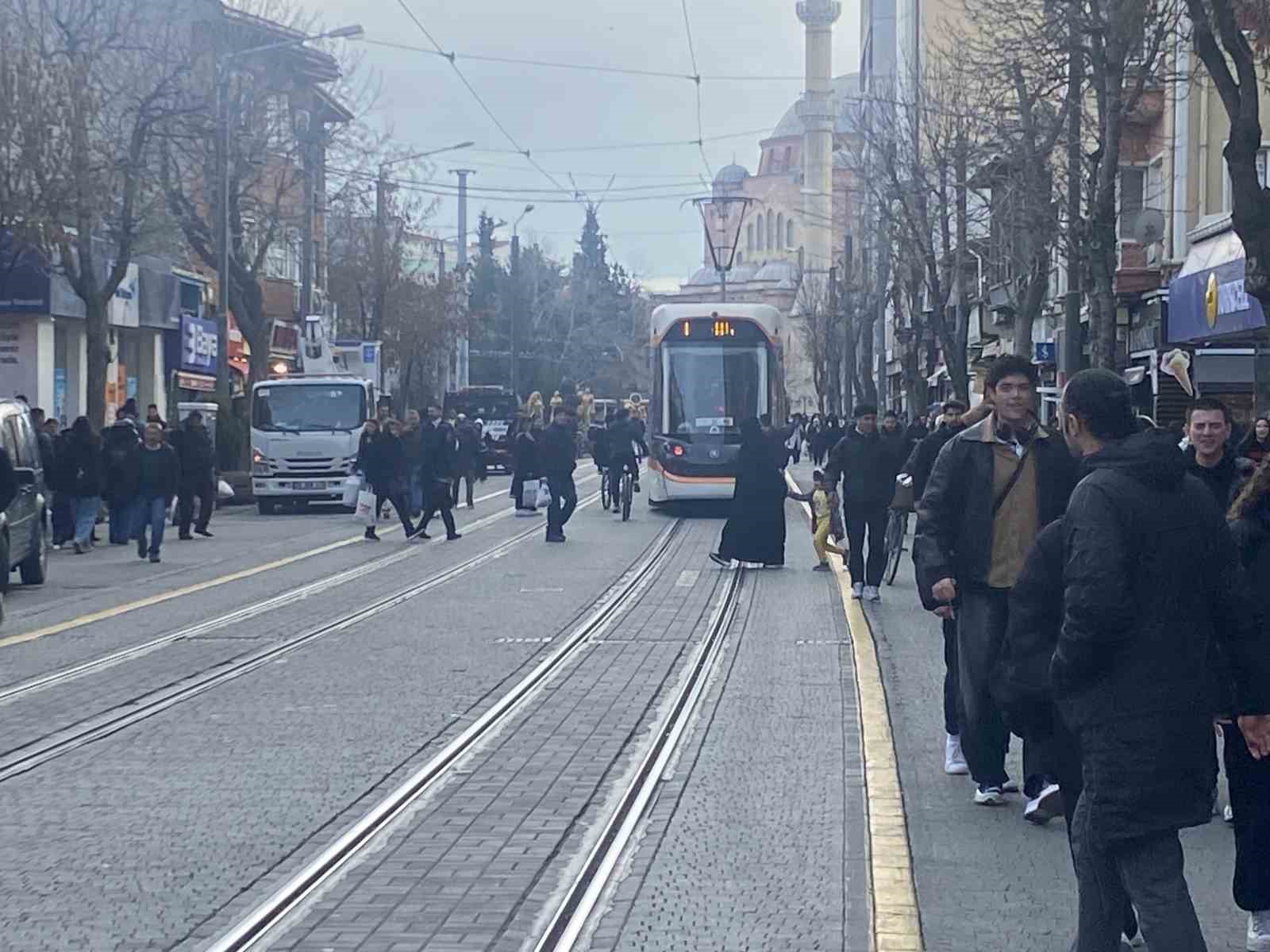 Tramvayın arkasına tutunan bisikletli çocuklar canlarını tehlikeye attı