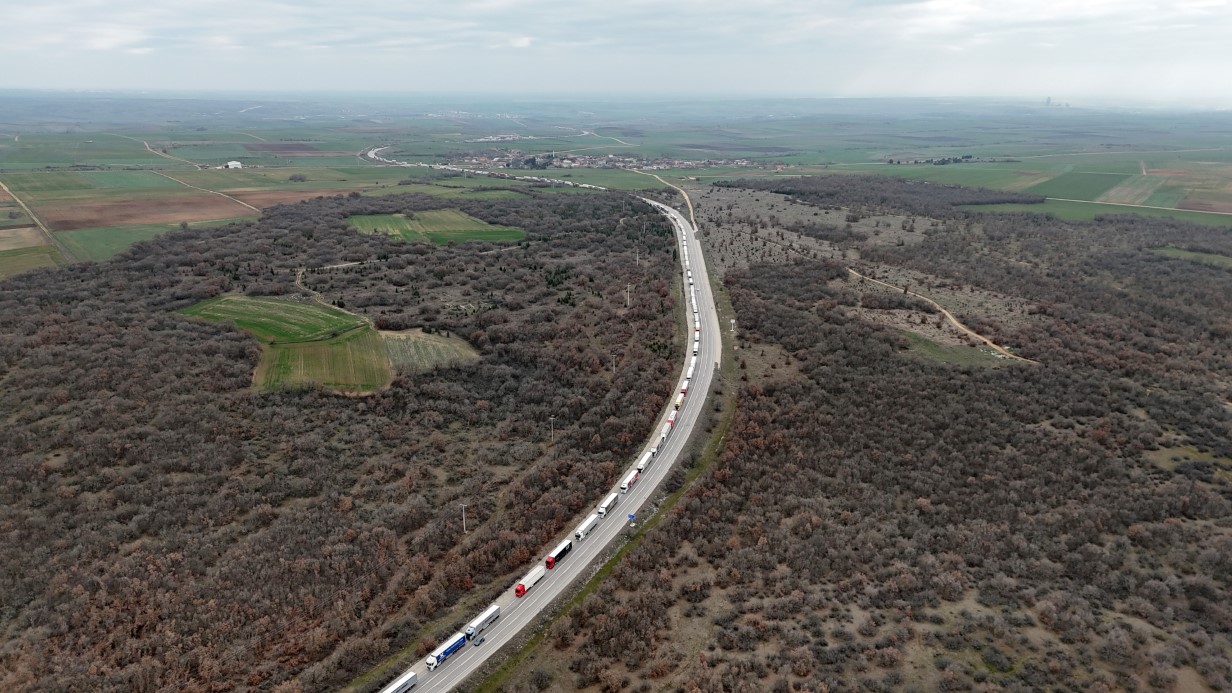 Edirne’de tır sürücüleri dondurucu soğukta kilometrelerce uzunluktaki sıralarda bekliyor