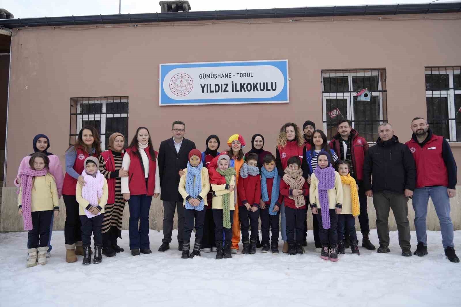 Gümüşhane’de el örgüsü atkılar köy okulundaki miniklerle buluştu